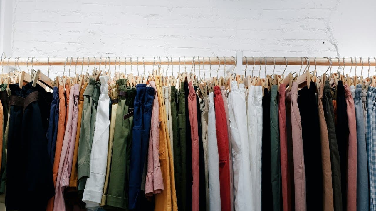 E13 Modes de consommation & fast-fashion 🌱 avec un podcast | Intermediate French Podcast