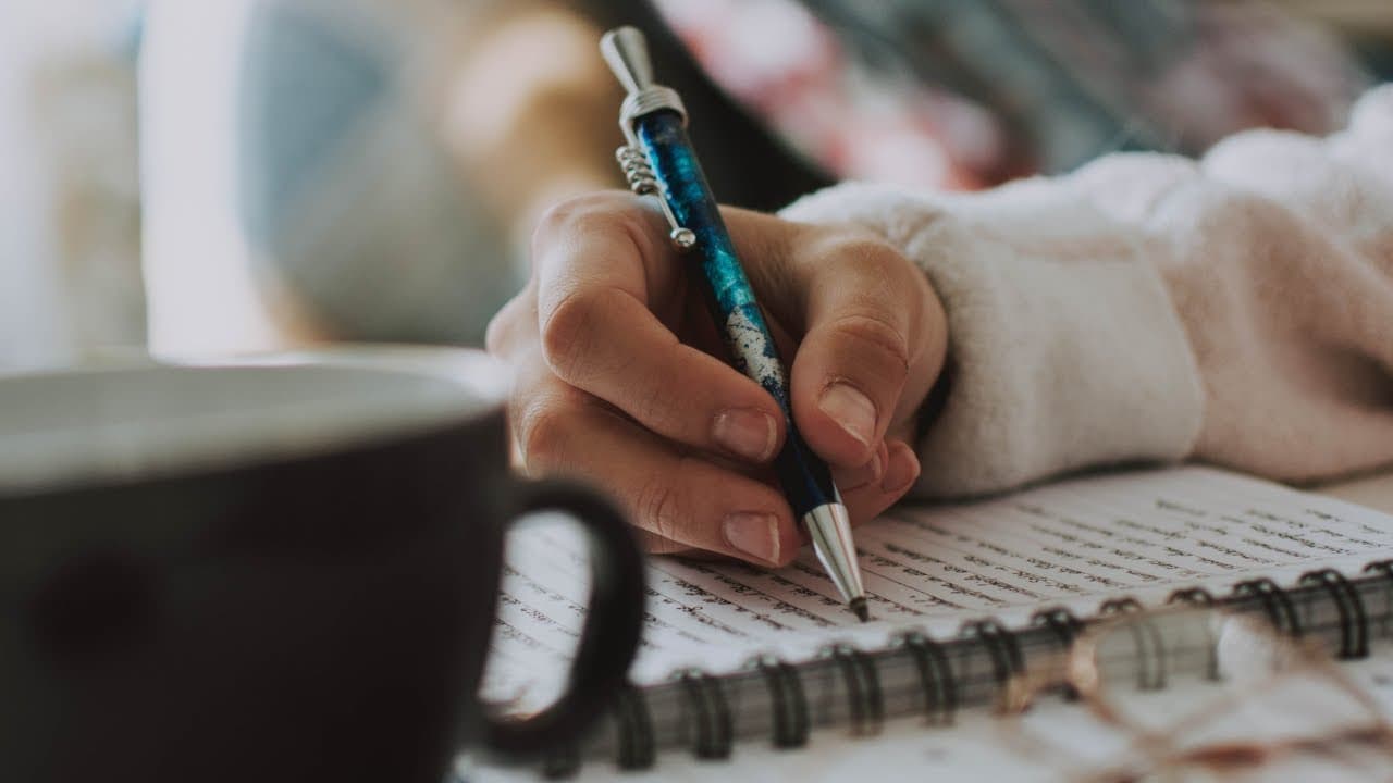 E08 Journaux intimes et carnets, progresser grâce à l’écriture | Intermediate French Podcast