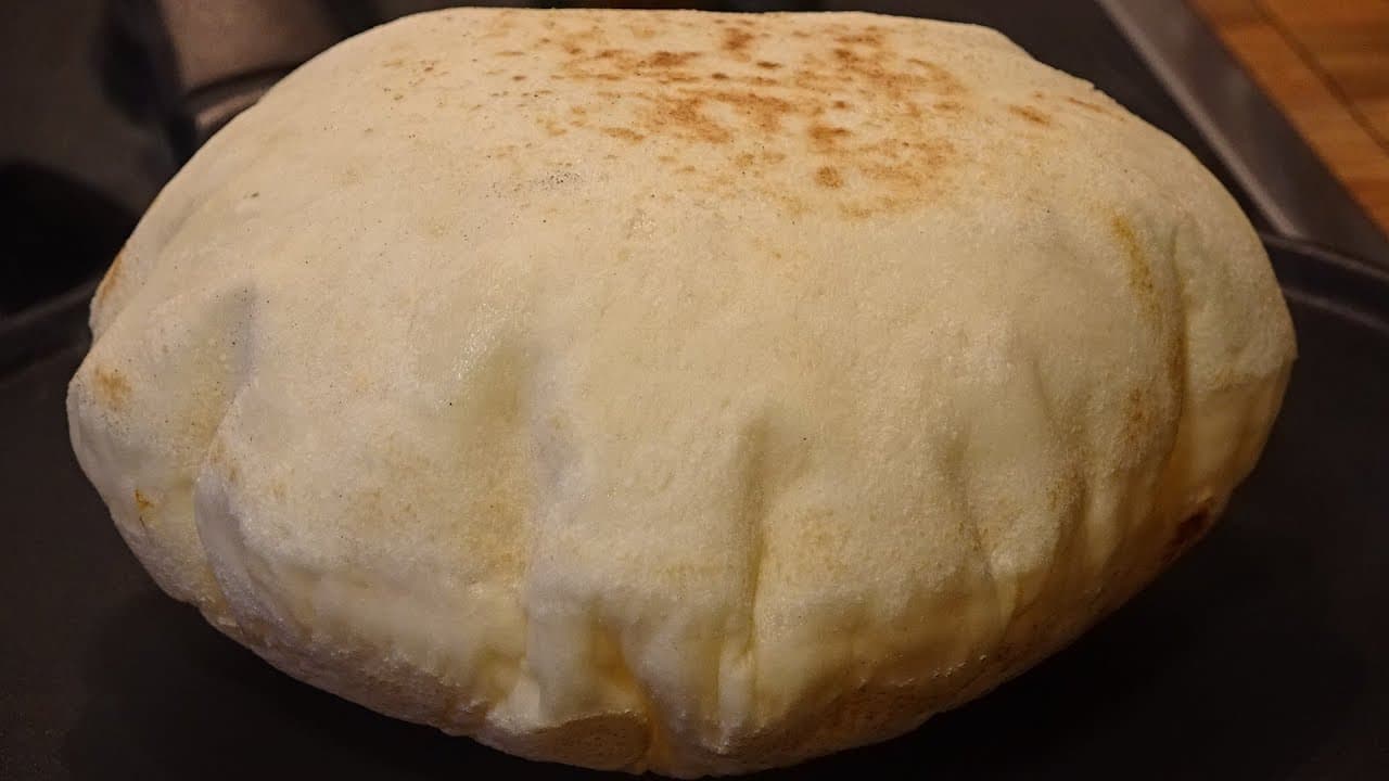 الخبز العربي بالبيت في المقلاية بدون فرن منفوخ ولا أروع 👌